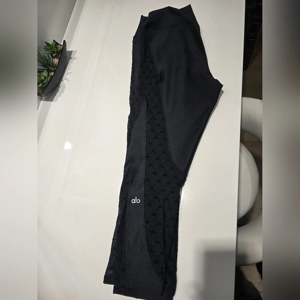 Alo yoga Airlift Mesh High-Waist Celeste Capri - Picture 2 of 4